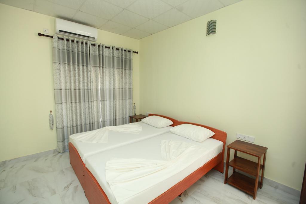 Lavonka Tourist Rest Hotel Анурадхапура Екстериор снимка