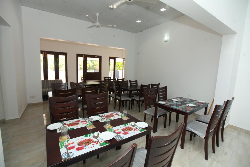 Lavonka Tourist Rest Hotel Анурадхапура Екстериор снимка